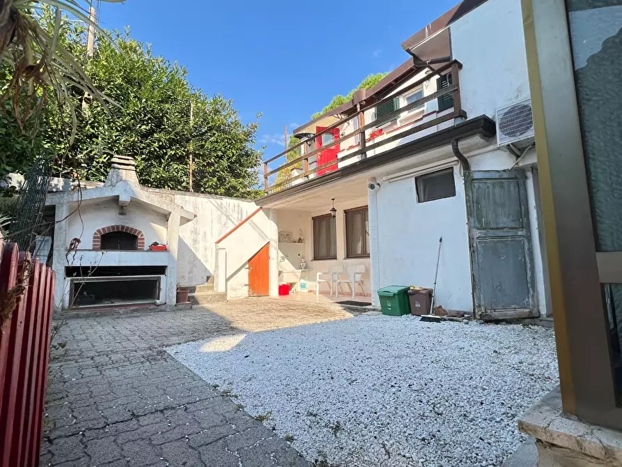 Immagine 36 di Terratetto in vendita  a Massa