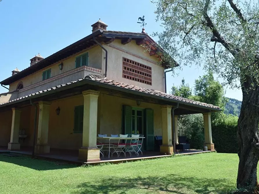 Immagine 2 di Casa colonica in vendita  a Camaiore