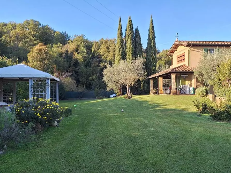 Immagine 1 di Casa colonica in vendita  a Camaiore
