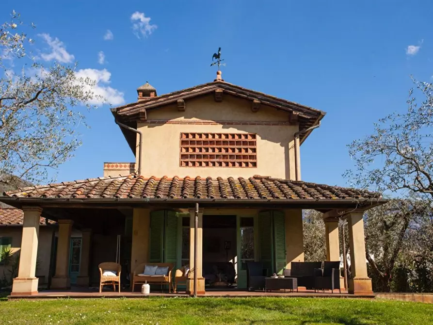 Immagine 5 di Casa colonica in vendita  a Camaiore