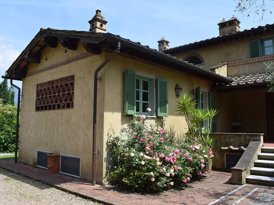 Immagine 3 di Casa colonica in vendita  a Camaiore