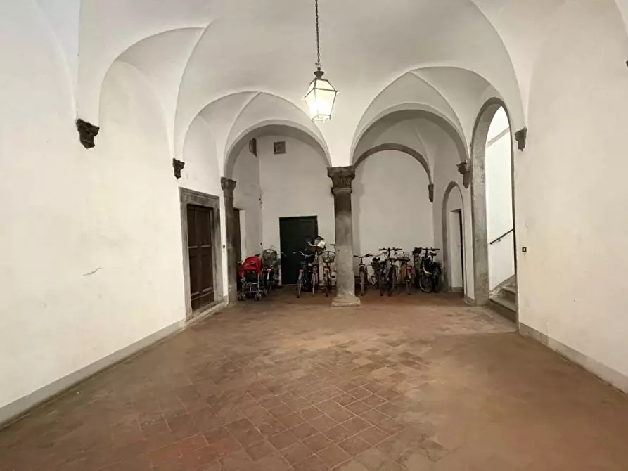 Immagine 21 di Appartamento in vendita  a Lucca