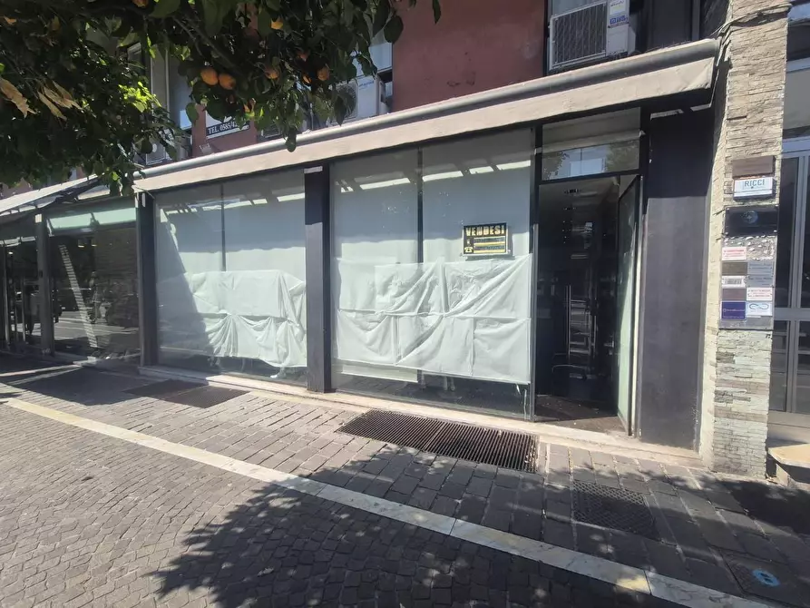 Immagine 2 di Locale commerciale in vendita  a Massa