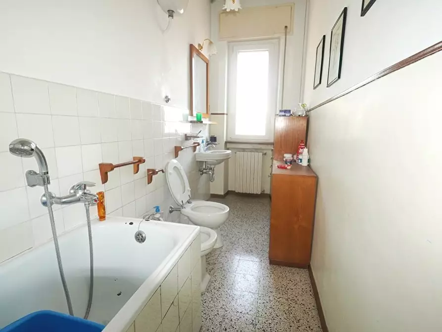 Immagine 10 di Appartamento in vendita  a Lucca