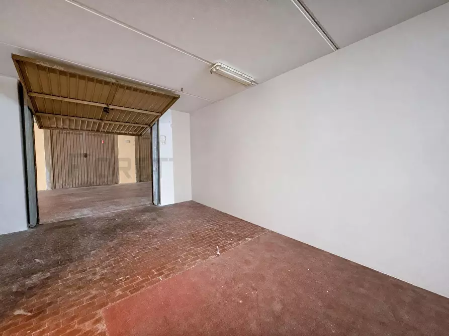 Immagine 4 di Garage in vendita  a Suvereto