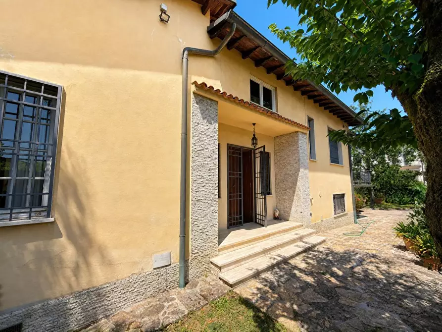 Immagine 3 di Villa in vendita  a Lucca
