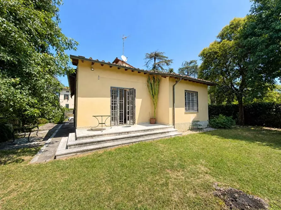 Immagine 1 di Villa in vendita  a Lucca