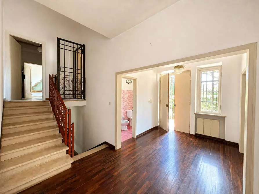 Immagine 11 di Villa in vendita  a Lucca