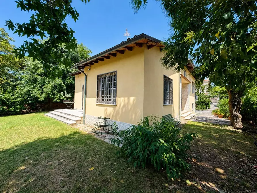 Immagine 2 di Villa in vendita  a Lucca