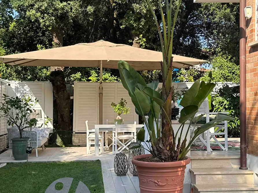 Immagine 1 di Casa bifamiliare in vendita  a Pietrasanta