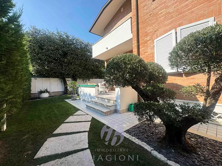 Immagine 7 di Casa bifamiliare in vendita  a Pietrasanta