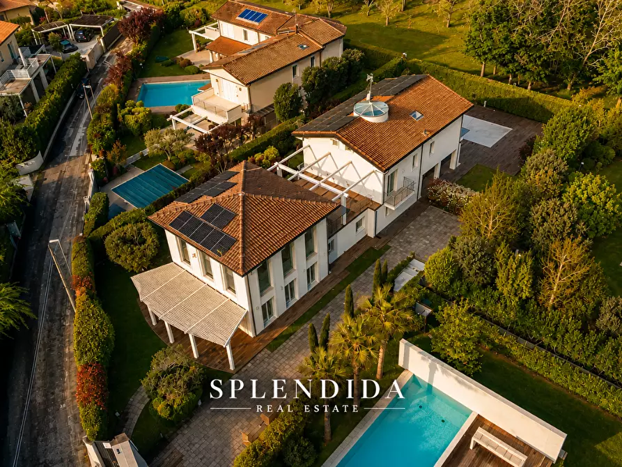 Immagine 2 di Villa in vendita  a Forte Dei Marmi