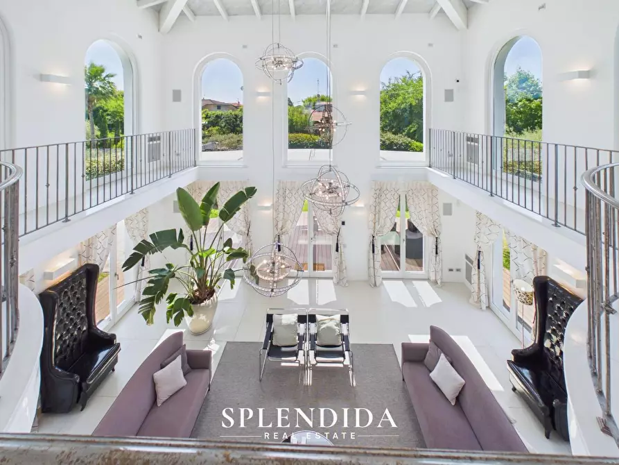 Immagine 18 di Villa in vendita  a Forte Dei Marmi