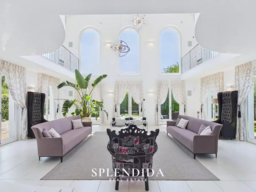 Immagine 21 di Villa in vendita  a Forte Dei Marmi