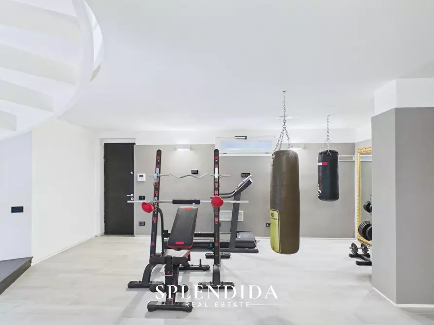 Immagine 12 di Villa in vendita  a Forte Dei Marmi