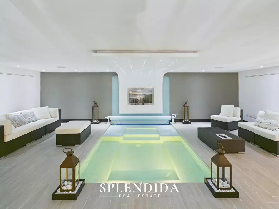 Immagine 3 di Villa in vendita  a Forte Dei Marmi