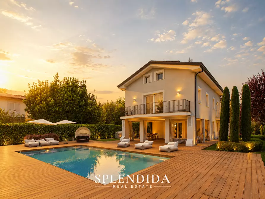 Immagine 1 di Villa in vendita  a Forte Dei Marmi