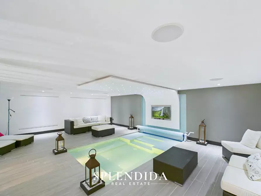 Immagine 5 di Villa in vendita  a Forte Dei Marmi