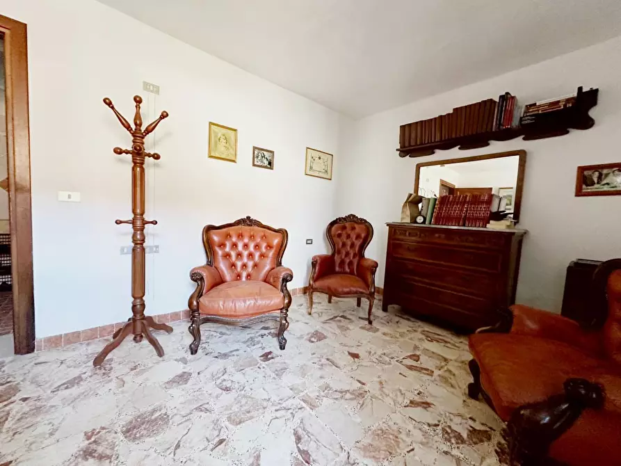 Immagine 9 di Casa colonica in vendita  a Larciano