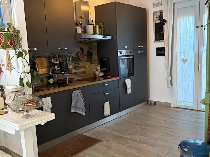Immagine 2 di Appartamento in vendita  a Massa