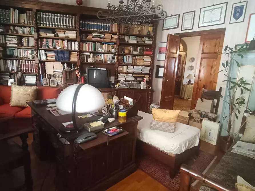 Immagine 41 di Appartamento in vendita  a Lucca
