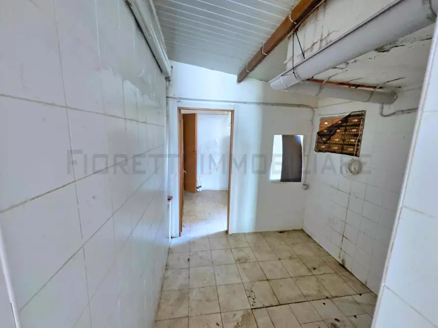 Immagine 3 di Locale commerciale in vendita  a Piombino