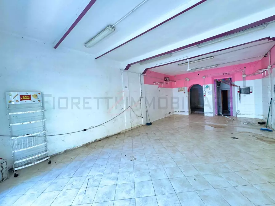 Immagine 1 di Locale commerciale in vendita  a Piombino