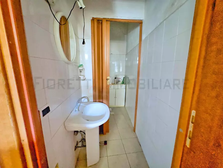 Immagine 5 di Locale commerciale in vendita  a Piombino