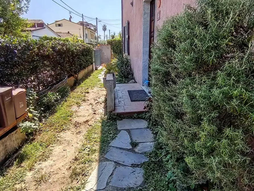 Immagine 3 di Casa bifamiliare in vendita  a Massa