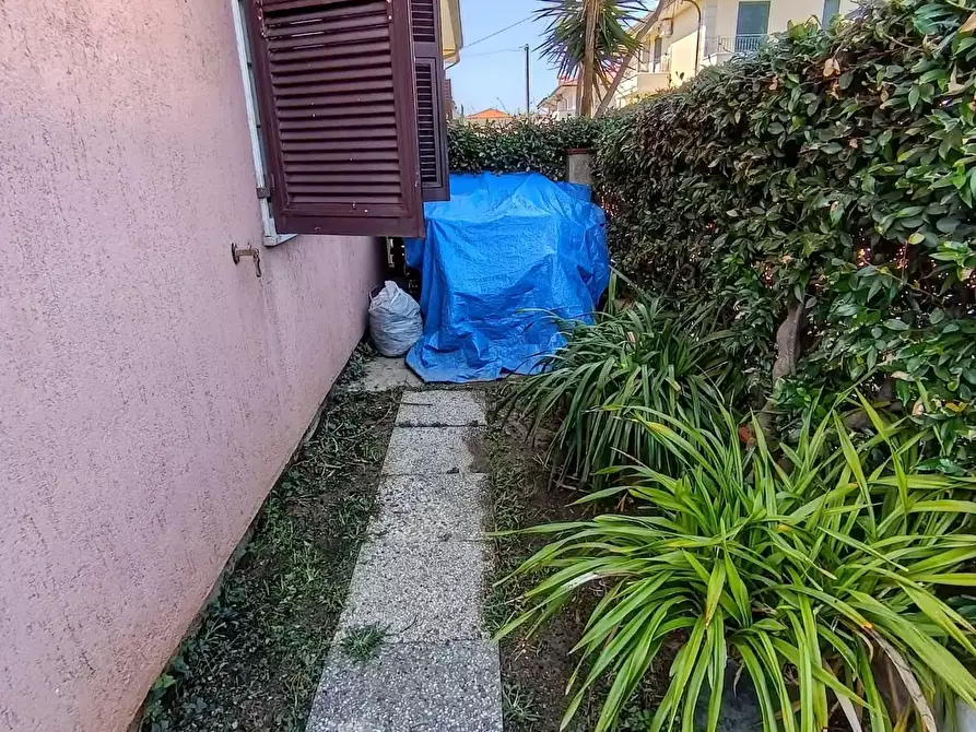 Immagine 2 di Casa bifamiliare in vendita  a Massa