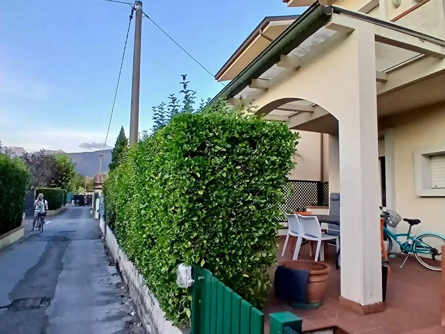 Immagine 1 di Villetta a schiera in vendita  a Massa