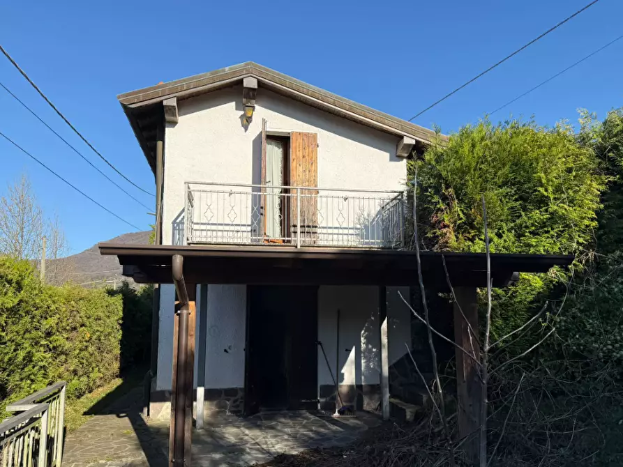 Immagine 2 di Villa in vendita  a Castelveccana
