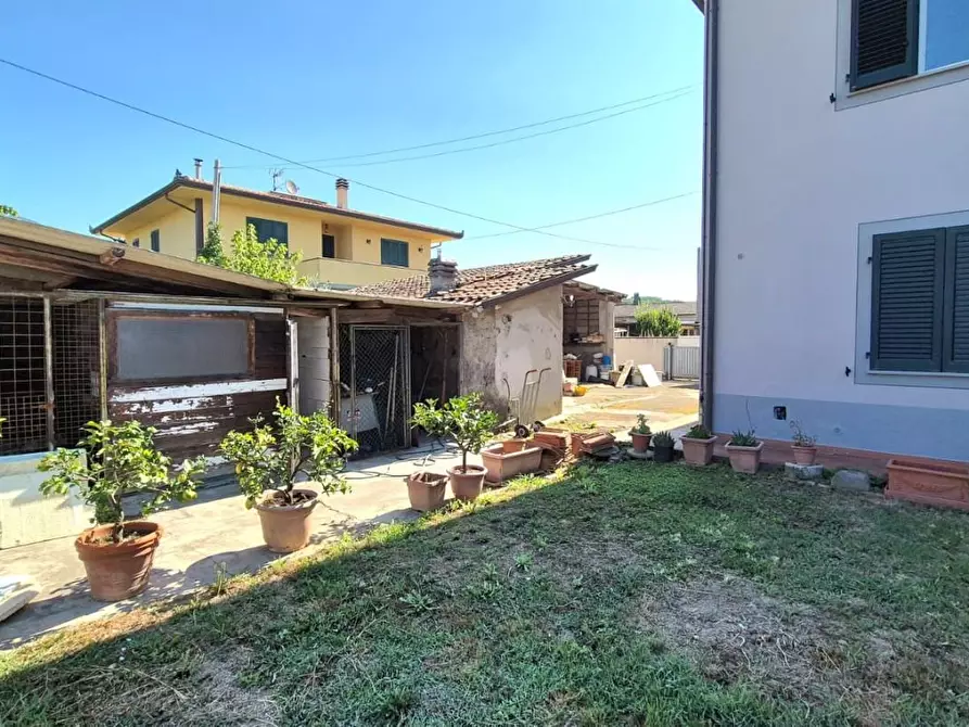 Immagine 5 di Villa in vendita  a Capannori