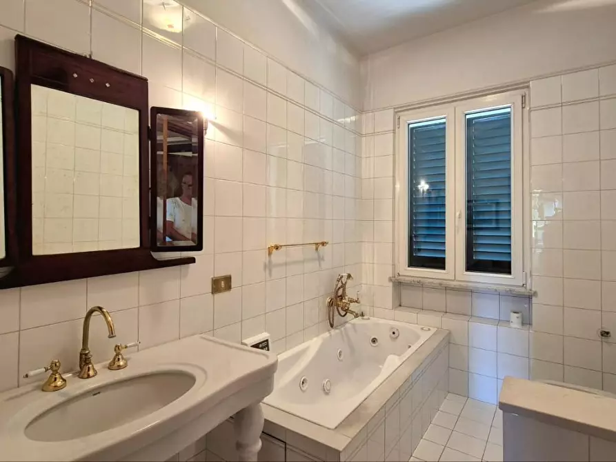 Immagine 26 di Villa in vendita  a Capannori