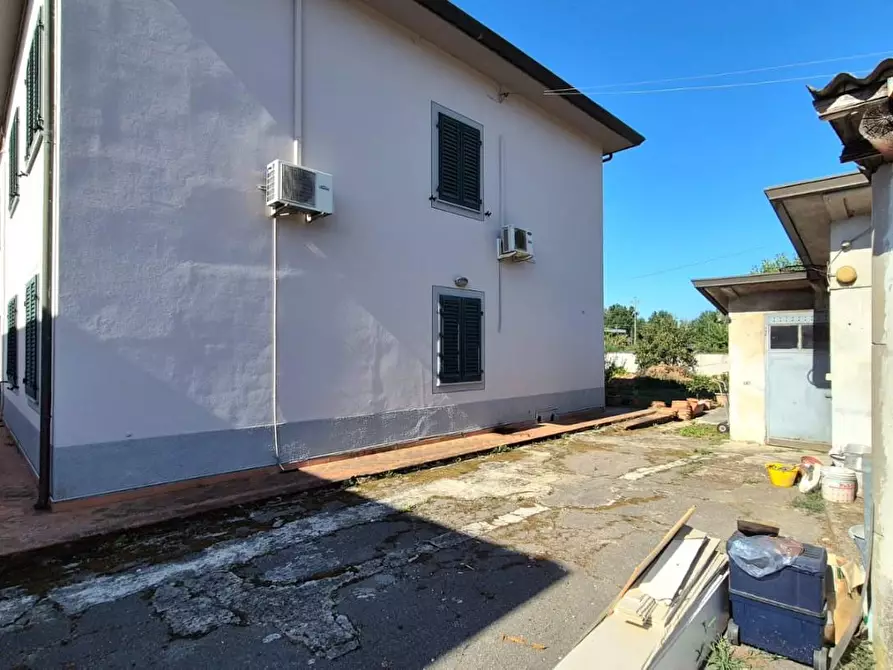 Immagine 6 di Villa in vendita  a Capannori