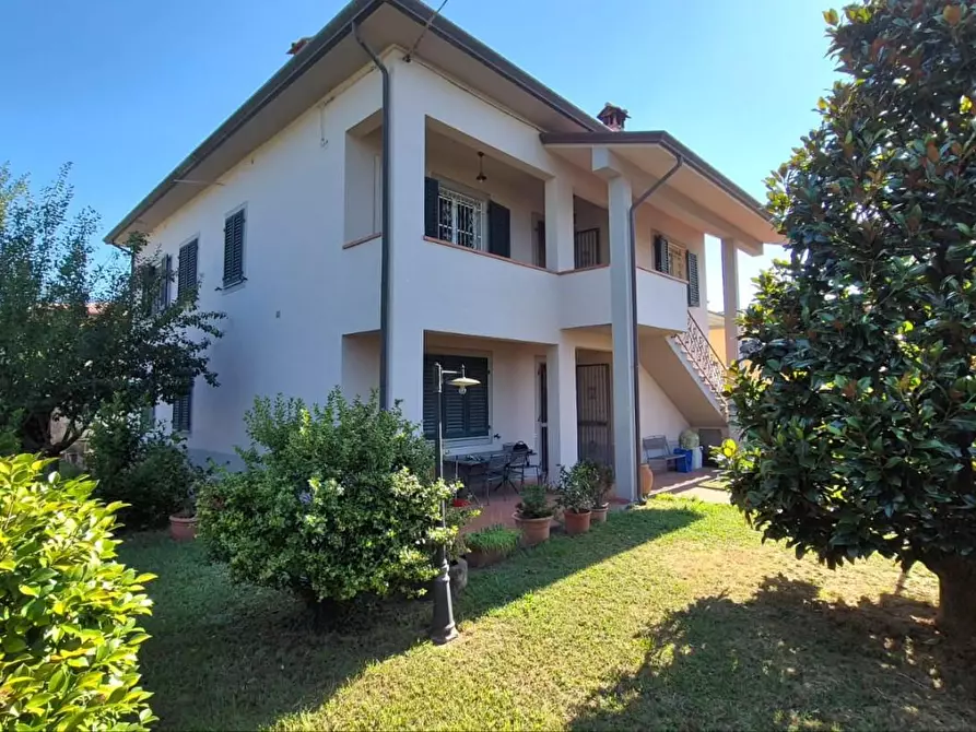 Immagine 2 di Villa in vendita  a Capannori