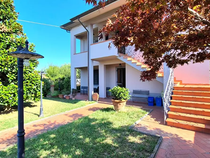 Immagine 1 di Villa in vendita  a Capannori