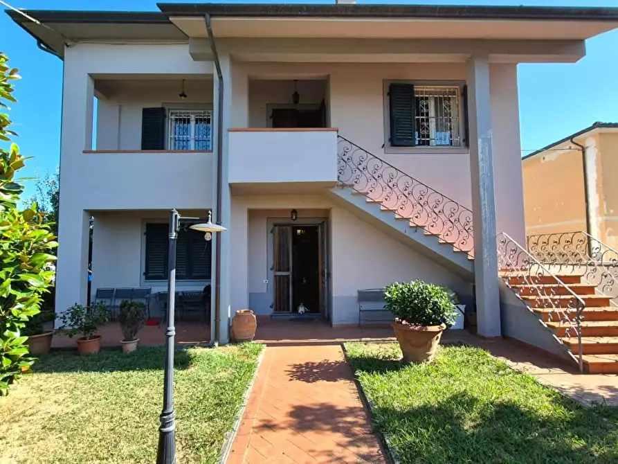 Immagine 4 di Villa in vendita  a Capannori
