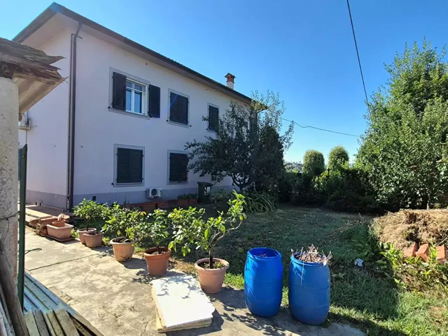 Immagine 3 di Villa in vendita  a Capannori