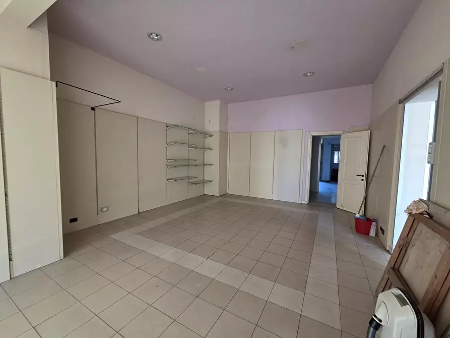 Immagine 10 di Locale commerciale in affitto  a Capannori