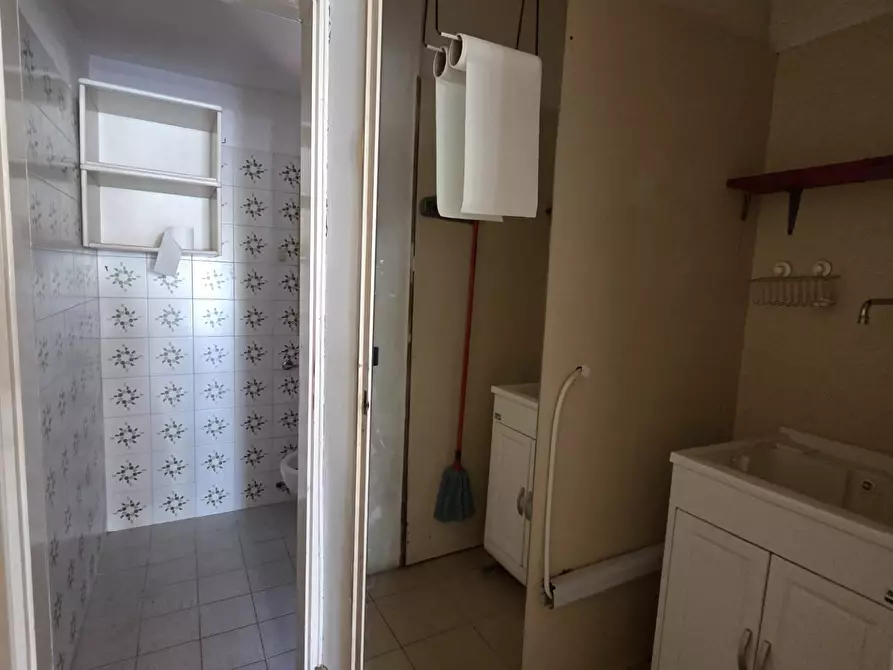 Immagine 7 di Locale commerciale in affitto  a Capannori
