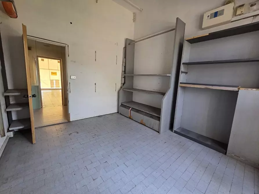 Immagine 12 di Locale commerciale in affitto  a Capannori