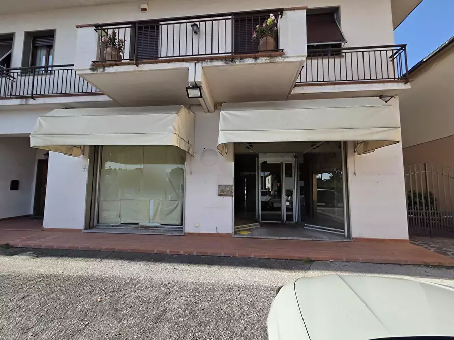 Immagine 2 di Locale commerciale in affitto  a Capannori