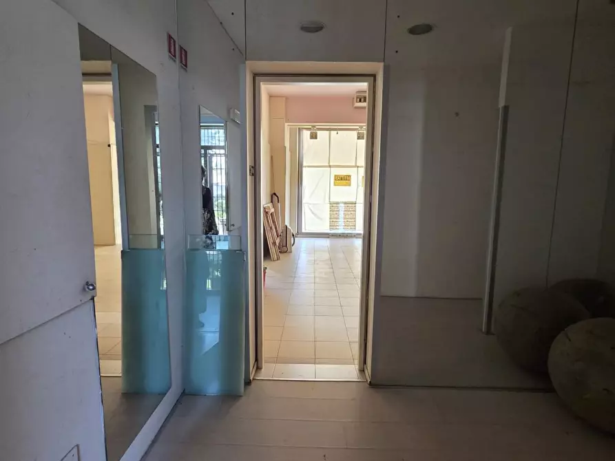 Immagine 14 di Locale commerciale in affitto  a Capannori