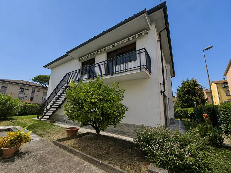 Immagine 13 di Casa indipendente in vendita  a Carrara