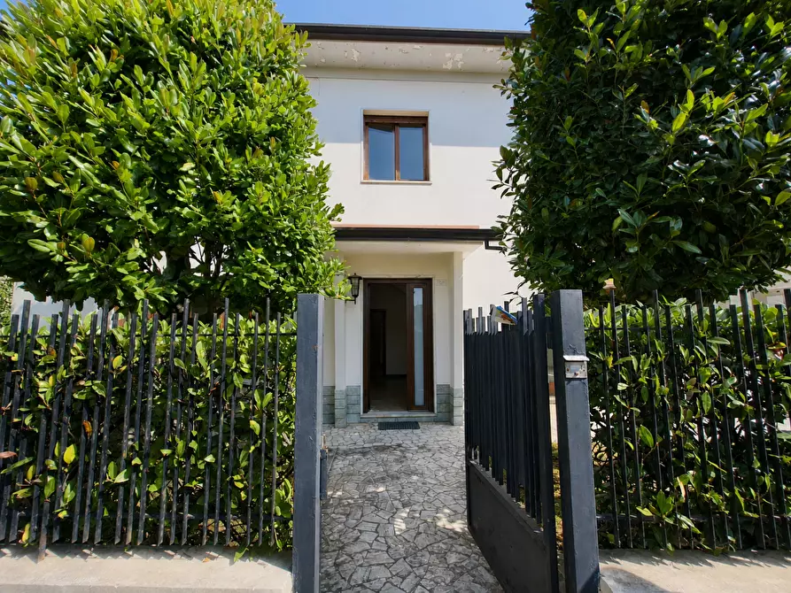Immagine 2 di Casa indipendente in vendita  a Carrara