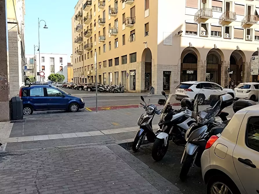 Immagine 18 di Locale commerciale in vendita  a Livorno