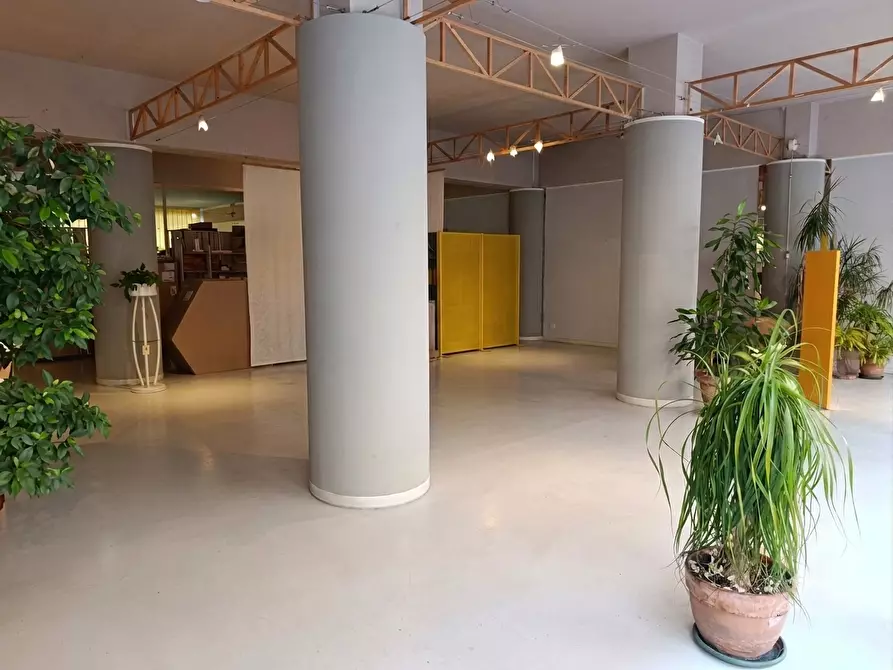 Immagine 10 di Locale commerciale in vendita  a Livorno