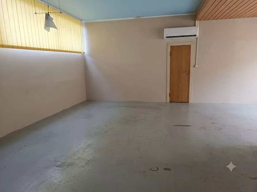 Immagine 15 di Locale commerciale in vendita  a Livorno