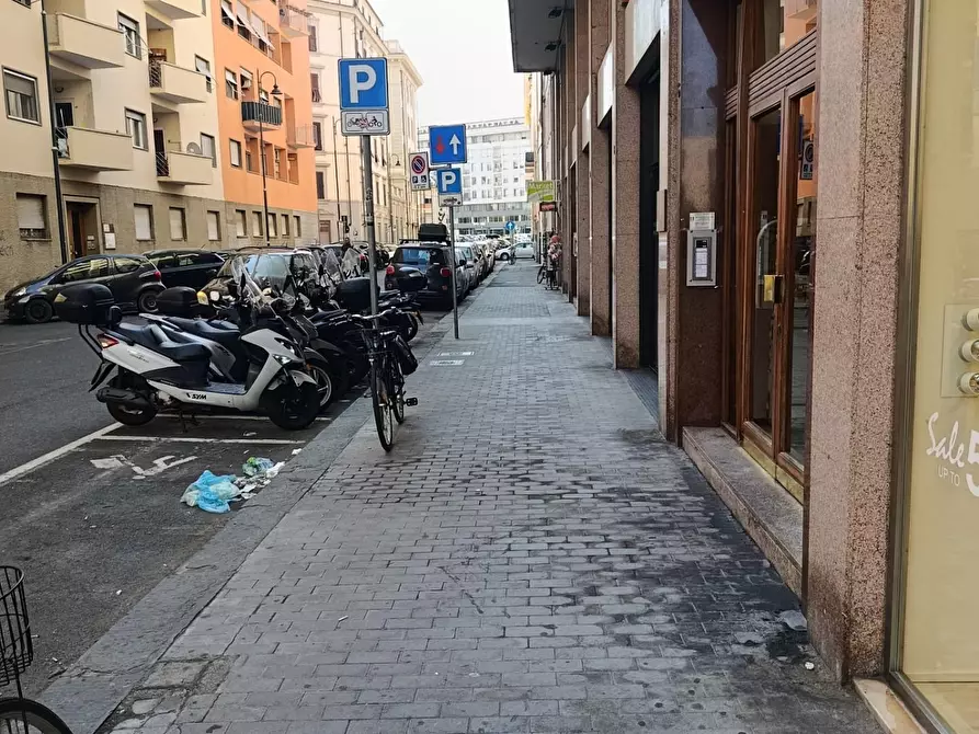 Immagine 19 di Locale commerciale in vendita  a Livorno